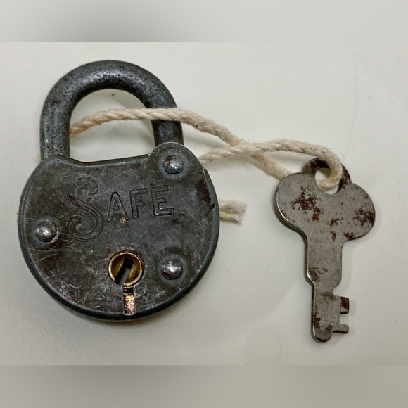 Early 20th Century Antique SAFE Funtional Vintage Metal Padlock w/ Key - Picture 15 of 16